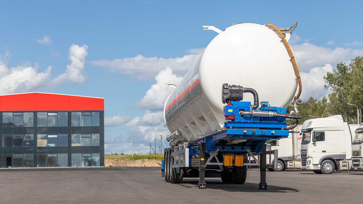 Кормовоз Berdex SVM с пневмовыгрузкой