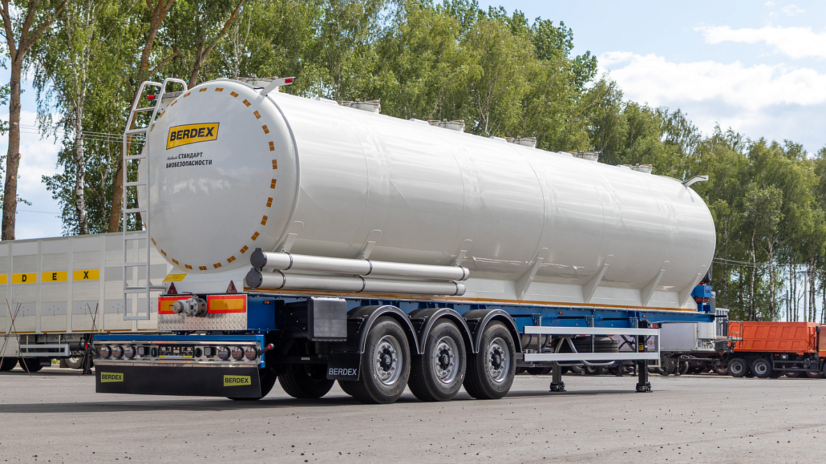 Кормовоз Berdex SVM с пневмовыгрузкой